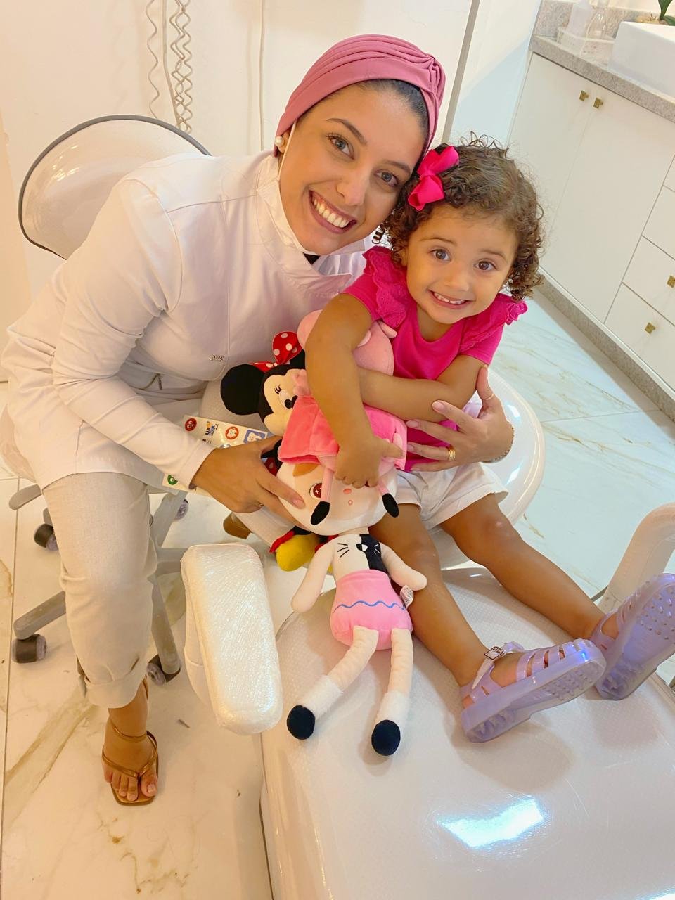 Dra. Ingridy com paciente infantil